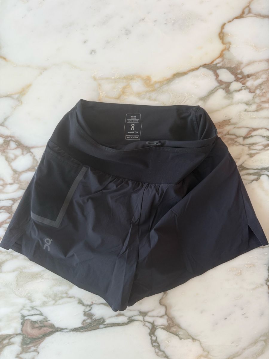 Pantaloni: On Running Ultra Shorts XS – Nuovo (secondo la descrizione) da Oberwil-Lieli venduto da Claudine_1988