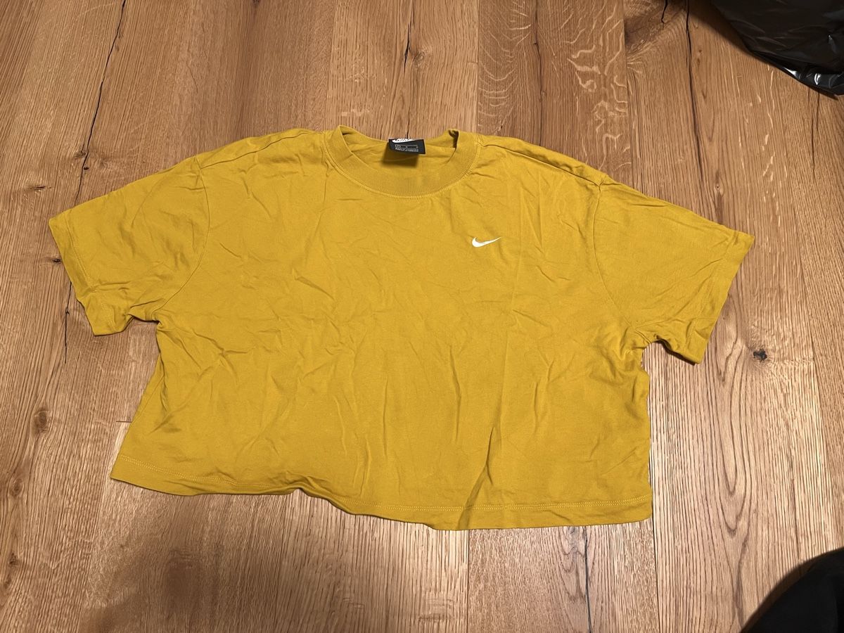 Nike Top: Nike Crop Top – Usato da Birrhard venduto da xvsaravx.