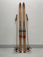 Ski (K 14), Holzski von ca. 1960 mit Stöcken
