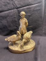 Antike Bronze-Skulptur „Mädchen beim Gänsehüten“ – Eugen