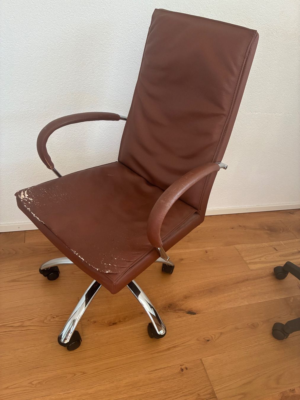 Sedie a rotelle: Bürostuhl aus Leder – Usato da Dielsdorf venduto da aid_6lk7