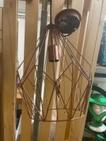 Kupferfarbene Hängelampe – geometrischer Drahtschirm