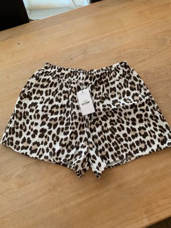 Musselinshorts mit Leomuster