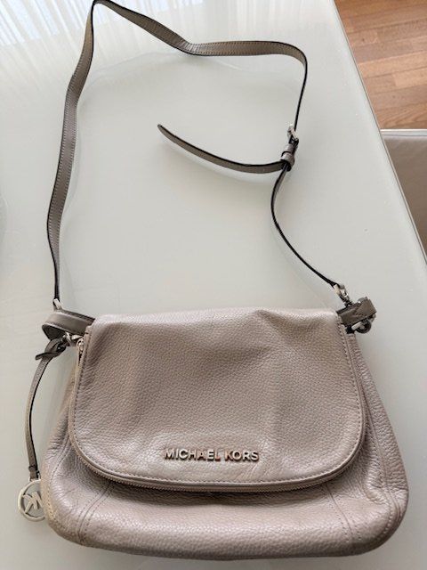 Michael Kors Borse da donna: Michael Kors Ledertasche, hellgrau, neuwertig, Top Herbst... – Usato da Horgen venduto da manoli22