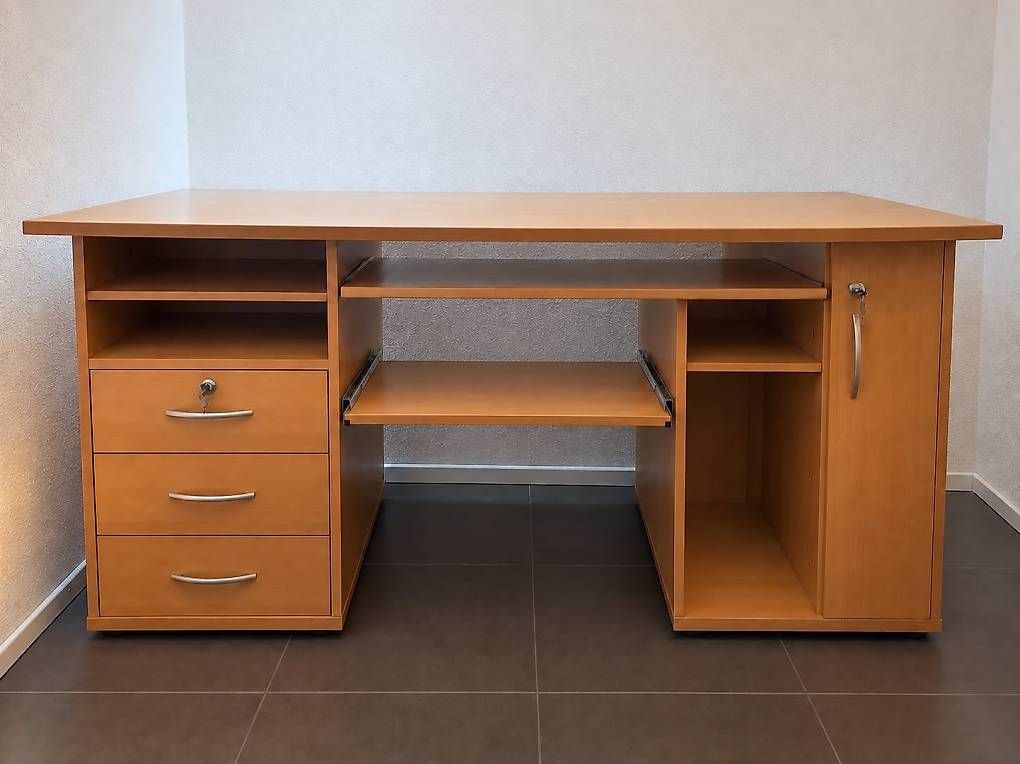 Schreibtische: Schreibtisch zu verschenken  – Gebraucht aus Hendschiken von gxv12