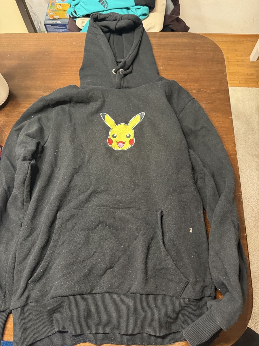 Pull&Bear Maglioni & Felpe: Sweat à capuche Pokémon Pull&Bear noir taille M utilisé – Usato da Fribourg venduto da xNesKuiQ