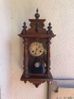 Antike Wand-/Pendeluhr aus Holz