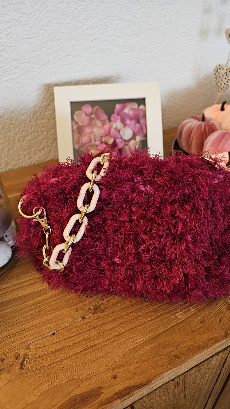 Taschen für Damen: Handtasche Clutch rot und fluffig – Neu und originalverpackt aus Fehraltorf von lisam16 4