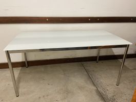 Esstisch mit weisser Glasplatte und Metallbeinen gebraucht