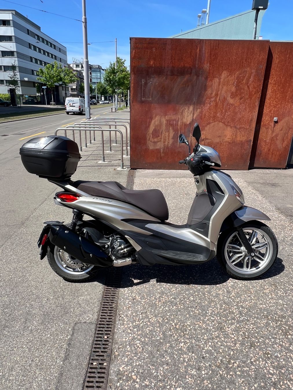 Piaggio Scooter: Piaggio Beverly 300 Roller mit Topcase - 2025 – Usato da Zürich venduto da M4NU29557