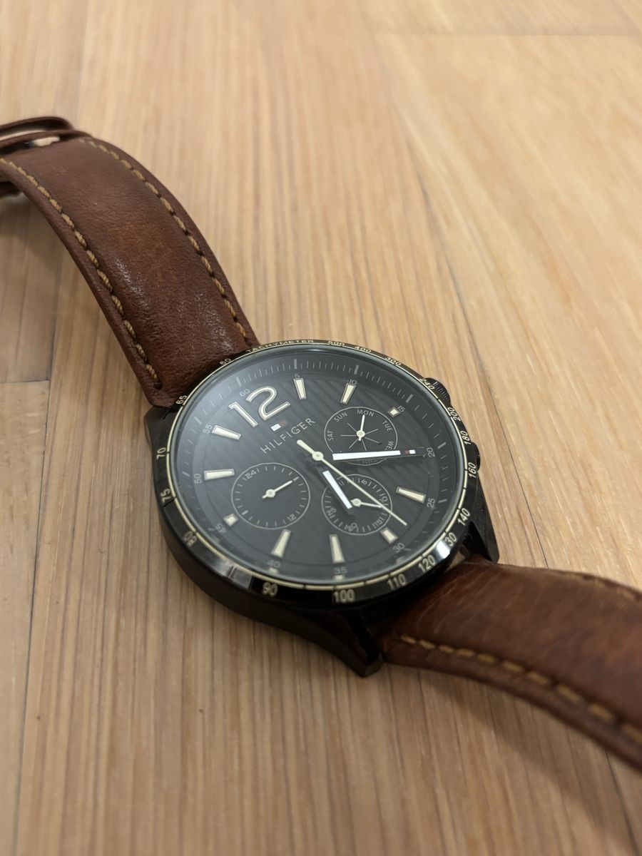 Tommy Hilfiger Uhren: Montre Tommy Hilfiger, cuir brun – Gebraucht aus Fribourg von pythont01 1