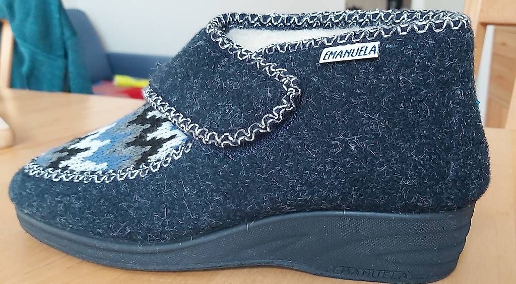 Scarpe da uomo: Chaussons pour grand mère  – Usato da Territet venduto da ad5_g2g2 2