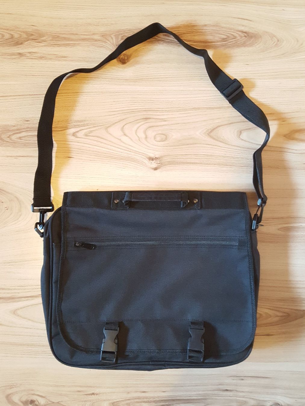 Taschen: Schwarze Umhängetasche / Laptoptasche von Pro Design – Gebraucht aus Worb von FroLok