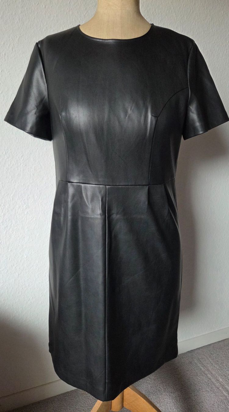 Vila Vestiti: Schwarzes Vila Kleid in Lederoptik – Usato da Zürich venduto da Stephs13