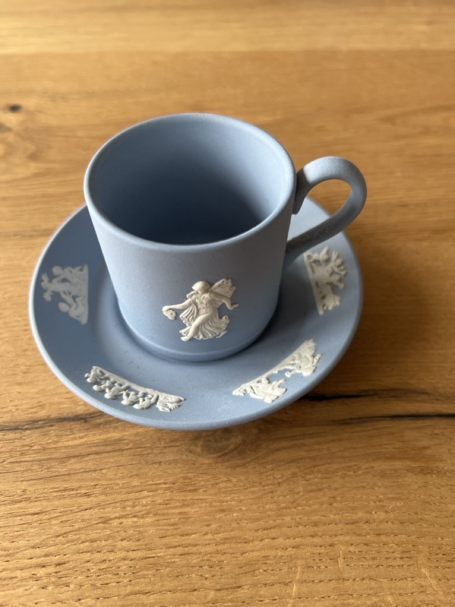 Set di piatti: Wedgewood Tasse mit Unterteller hellblau  – Usato da Thun venduto da mre_tsg5