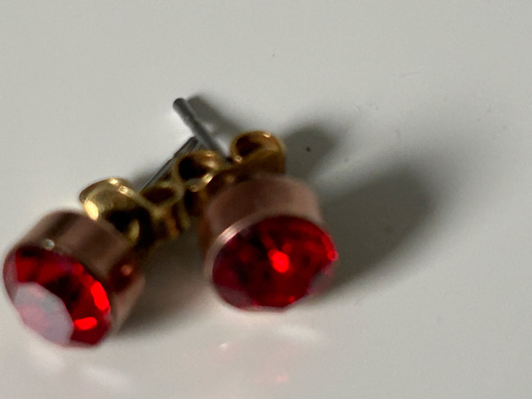 Orecchini pendenti & Orecchini a lobo: rote,funkelnde Ohrstecker – Usato da Eschenz venduto da glaro14