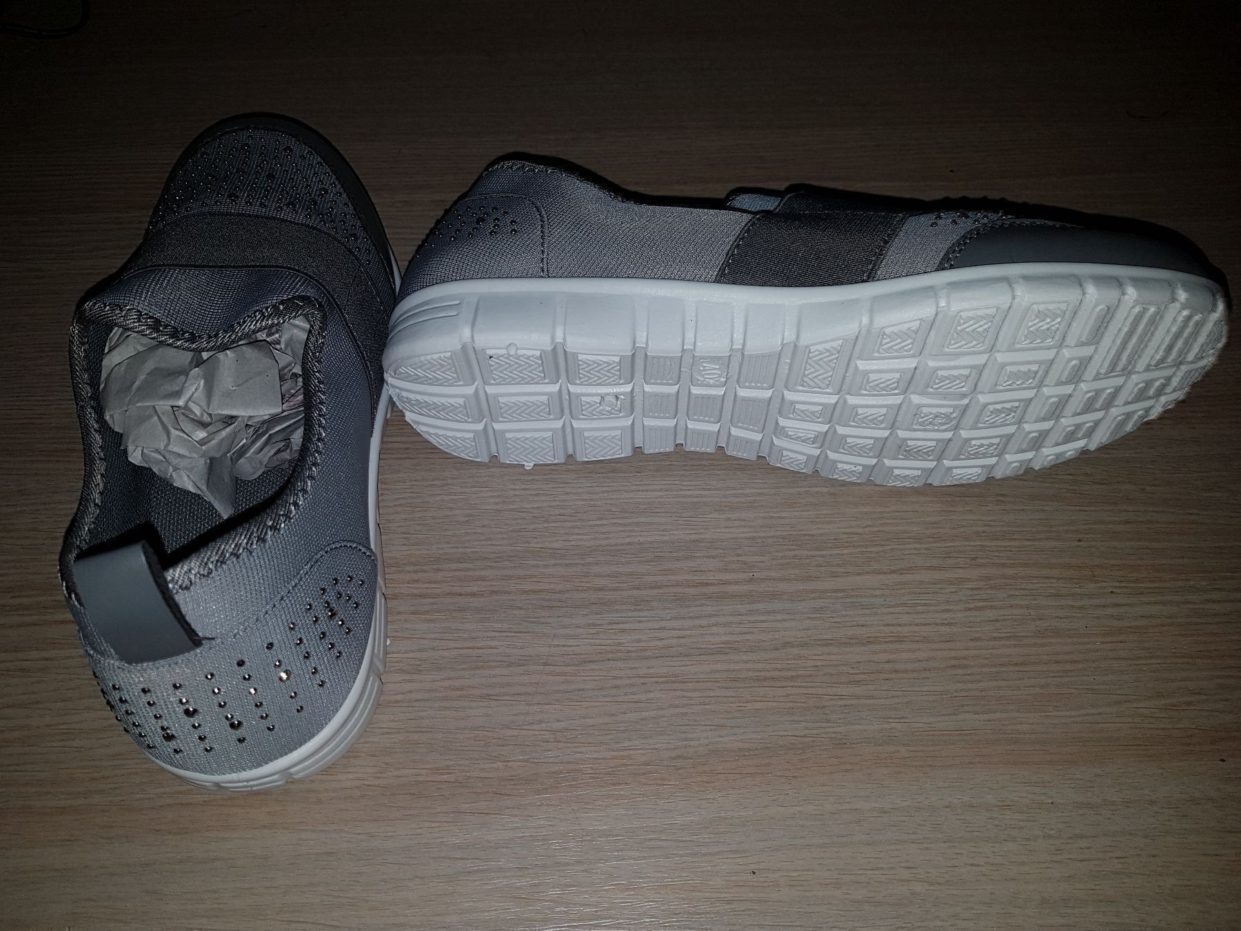Scarpe da donna: Neue Sport und FreizeitschuheGr.40klein geschnitten eher 39 – Nuovo (secondo la descrizione) da Döttingen venduto da Verkauf 4