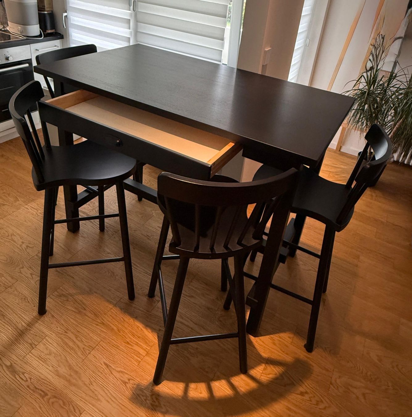 Ikea Set di tavolo e panche: Schwarzer Bartisch mit 4 Stühlen Küchenbar Esstisch – Usato da Windisch venduto da ama_pq2n