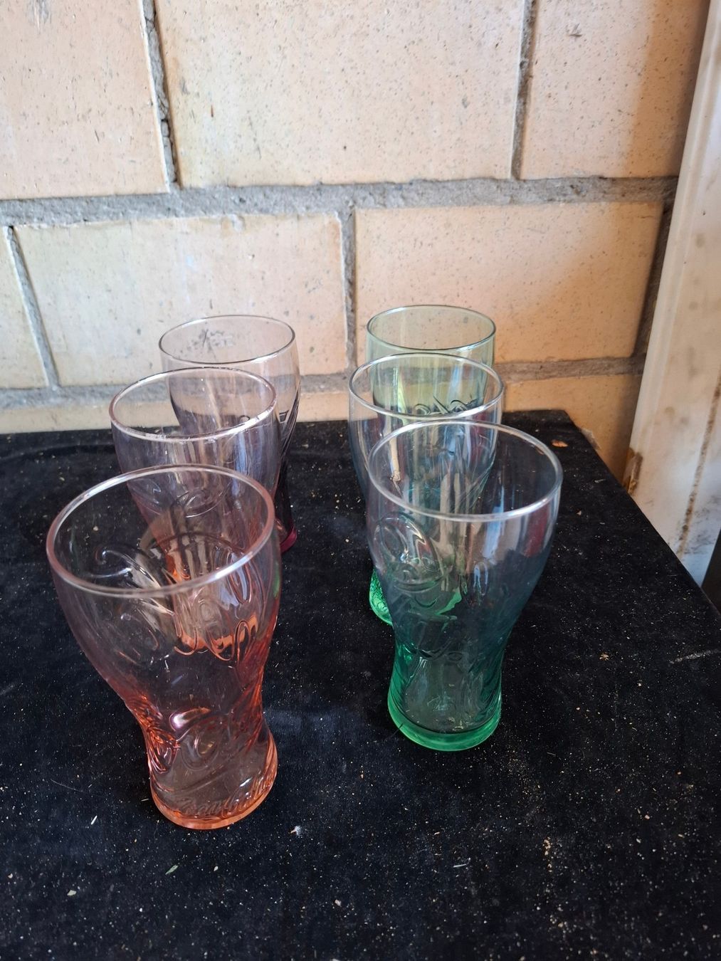 Coca-Cola Verres: Bunte Coca Cola Glaser 6 Stck. mit Reliefmuster gebraucht – D'occasion à Schönholzerswilen par clyde123 2