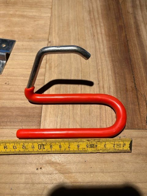 Wandhalterungen: 5 Stk. Skihalter Besenhalter – Neu (gemäss Beschreibung) aus Altbüron von Februar26 2