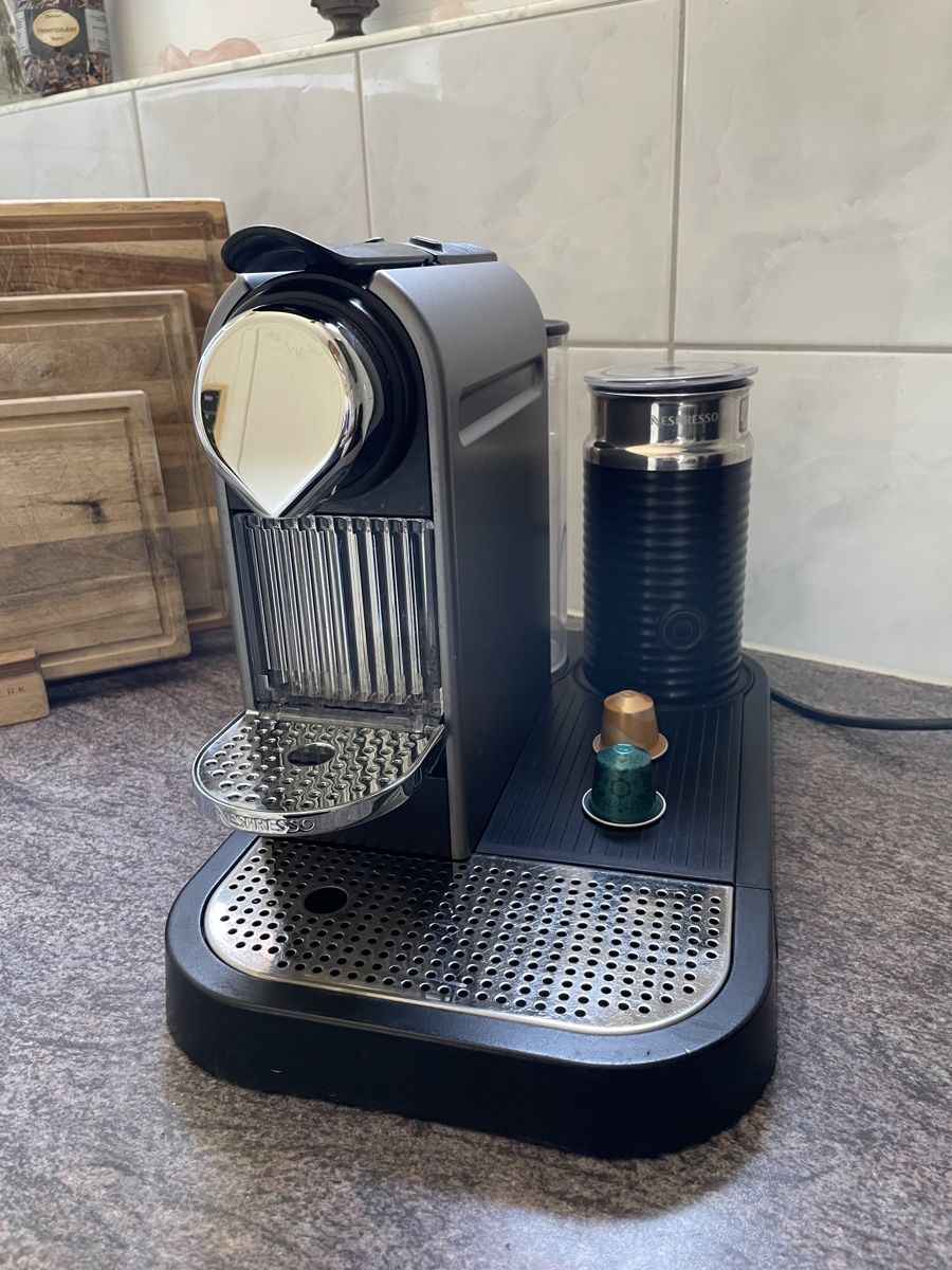 Nespresso Machines à café & Machines à expresso: Nespresso Kaffeemaschine mit Milchaufschäumer  – D'occasion à Dottikon par JP_13