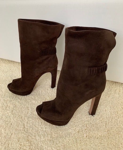 Scarpe da donna: Prada brown suede ankle boots – Usato da Dallenwil venduto da ZD2019 1
