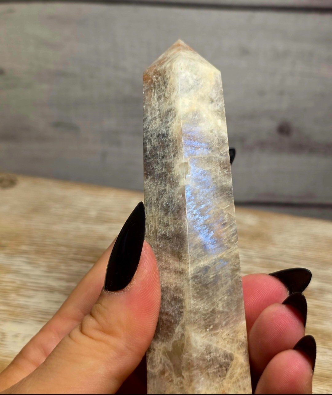 Minerali & Pietre curative: Mondstein Obelisk mit blauem Flash B 155g – Nuovo e nell'imballaggio originale da Matzingen venduto da Shay_Crystalz 2