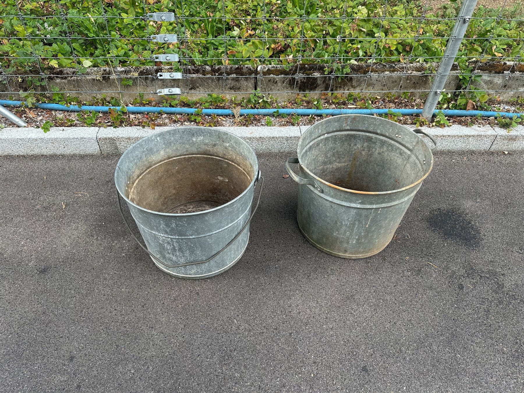 Pots de fleurs: 2 Blumentopf aus metal – D'occasion à Uster par bek_v2ct 1