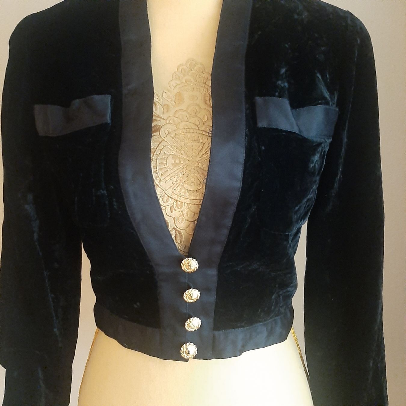 Chanel Jacken: Veste en velours Chanel Boutique – Gebraucht aus Chêne-Bourg von chsandra34