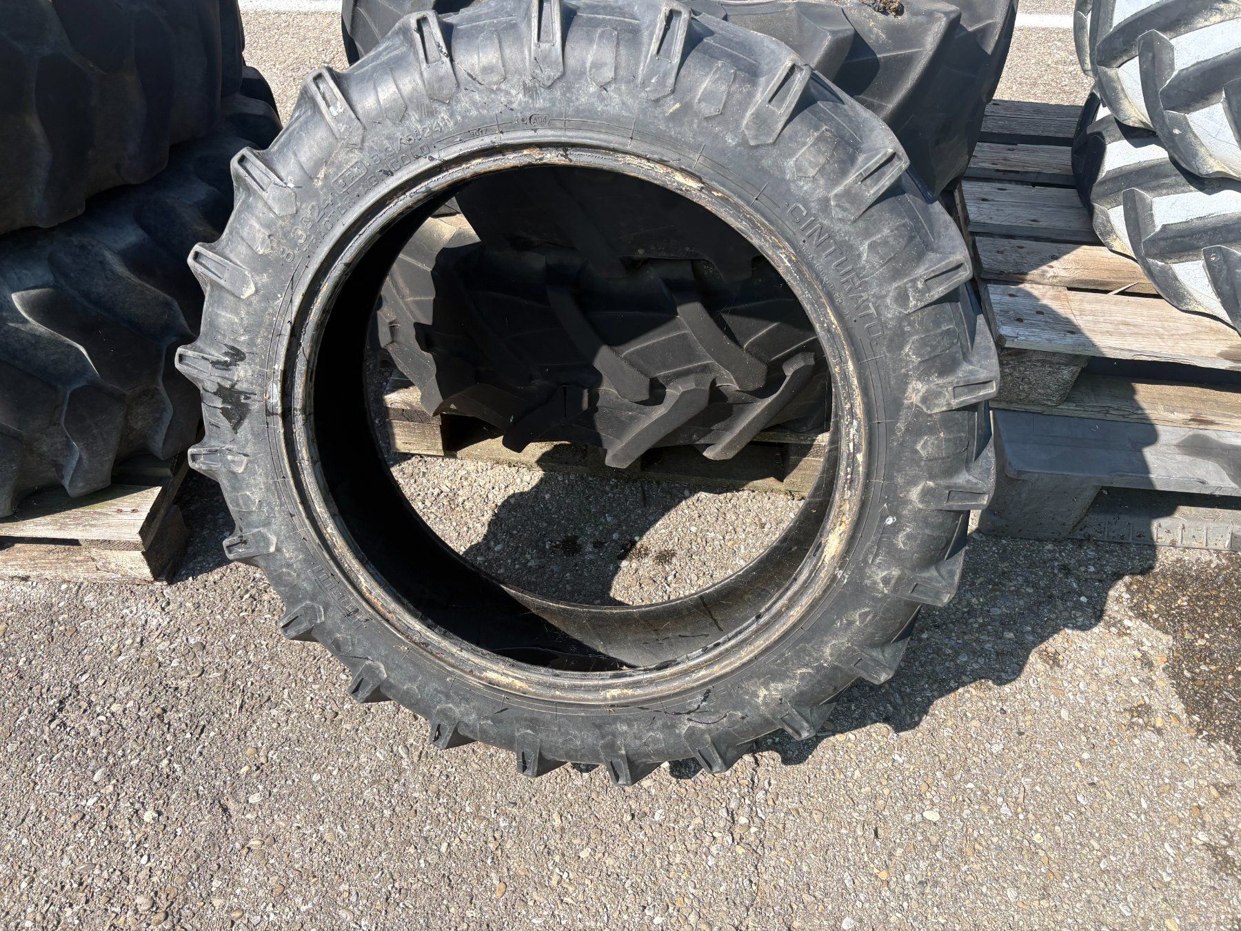 Pneus & Kompletträder: 8.3R24 Reifen Pirelli – Gebraucht aus Lätti von baumi02