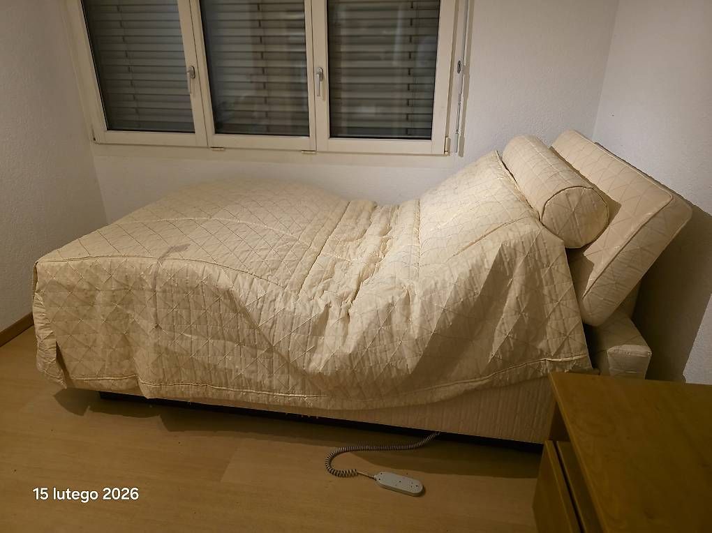 Betten: Schlafzimmer Bett Elektrischeinstelbar – Gebraucht aus Hünenberg See von bartek79bax 1