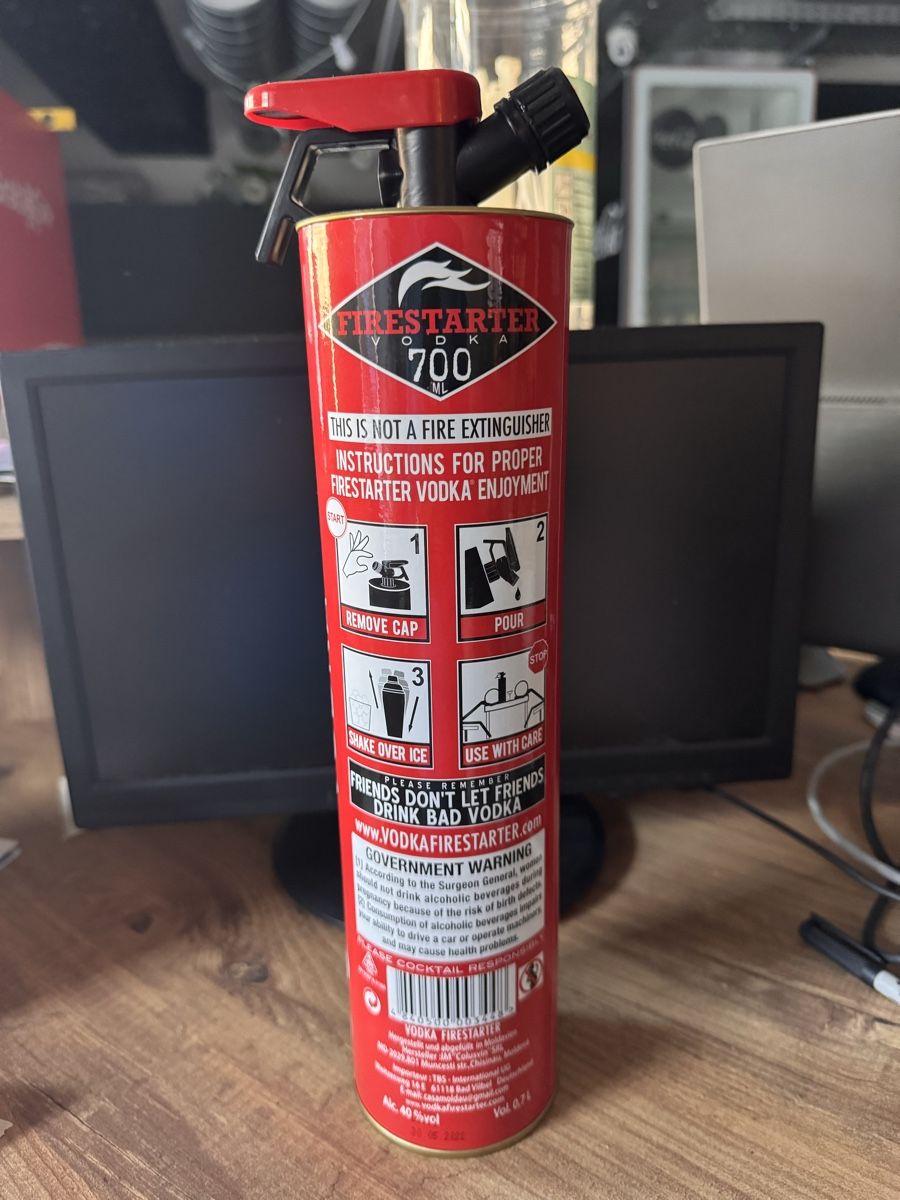 Altro in Stoviglie & Bicchieri: Firestarter Vodka Flasche im Design eines Feuerlöschers – Nuovo e nell'imballaggio originale da Luzern venduto da sinni 1