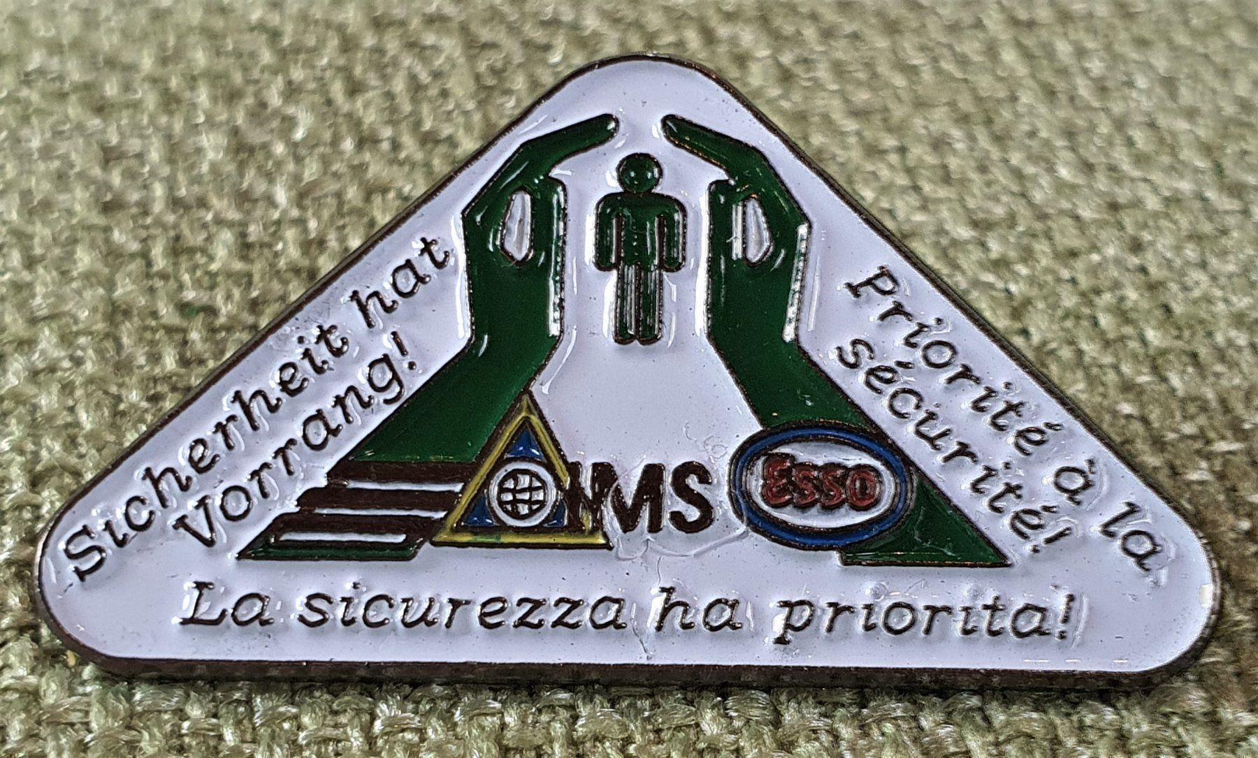 Placchette & Badge: E503 - Pin  Esso Sicherheit hat Vorrang! – Usato da Reinach BL venduto da Boston-Verkauf