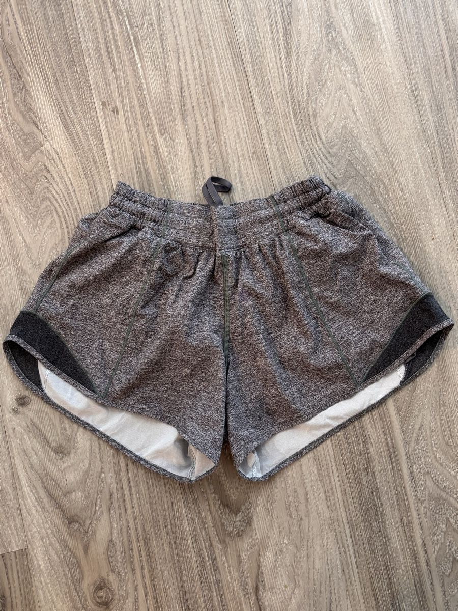 Lululemon Hosen: Lululemon Hotty Hot Short High-Rise Gr.6 – Gebraucht aus Gossau SG von Swisslady25