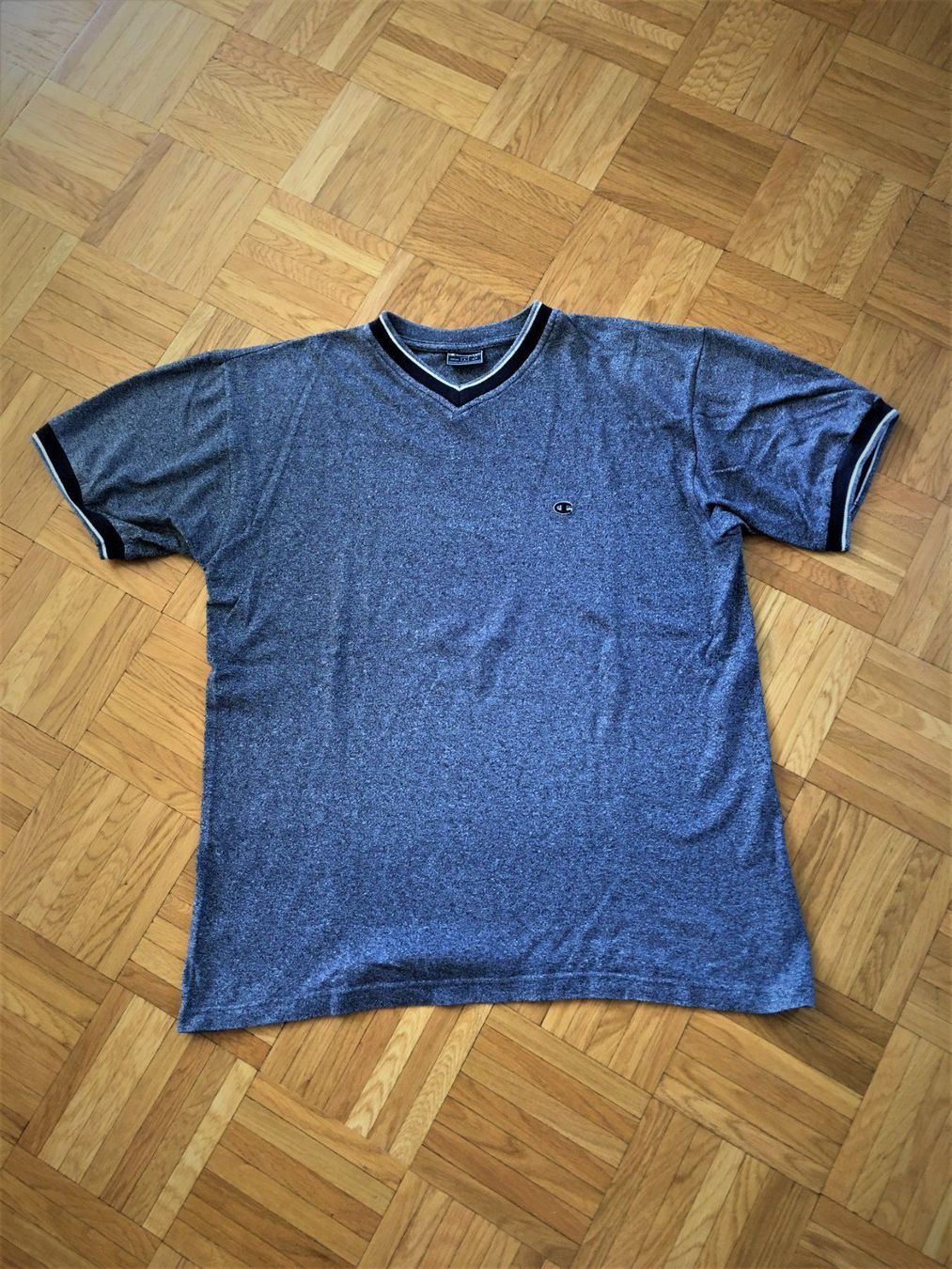 T-Shirts: Schöne T Shirt Champions Gr. L – Neu (gemäss Beschreibung) aus Rümlang von ron2000