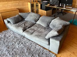 Bequemes und grosses Sofa, Stoff, grau