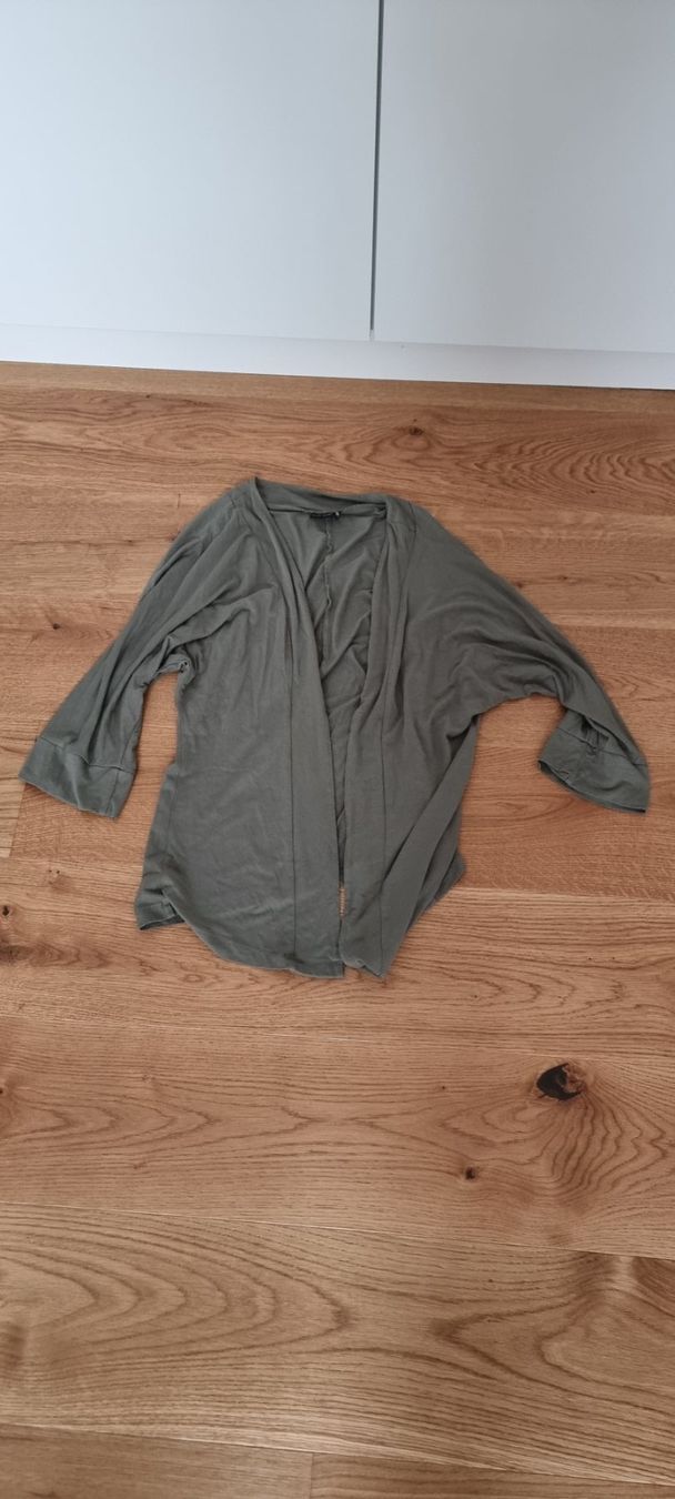 Lotti di vestiti: 9er-Set: Damenoberteile Grösse 36/38 – Usato da Lachen SZ venduto da allesweg78 1