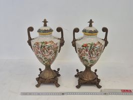2 dekorative Deckelvasen aus Porzellan mit Bronzegriffen