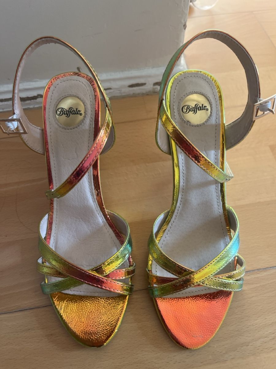 Buffalo Scarpe da donna: Buffalo Sandalen Metallic Regenbogenfarben Gr 38 – Usato da Kilchberg ZH venduto da asrael02
