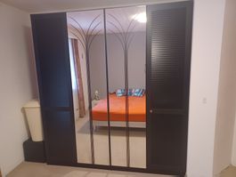 Geräumiger Kleiderschrank mit Spiegeltüren Möbelpfister