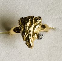 Damenring 18Karat GG mit kleinem Brillanten in WG gefasst