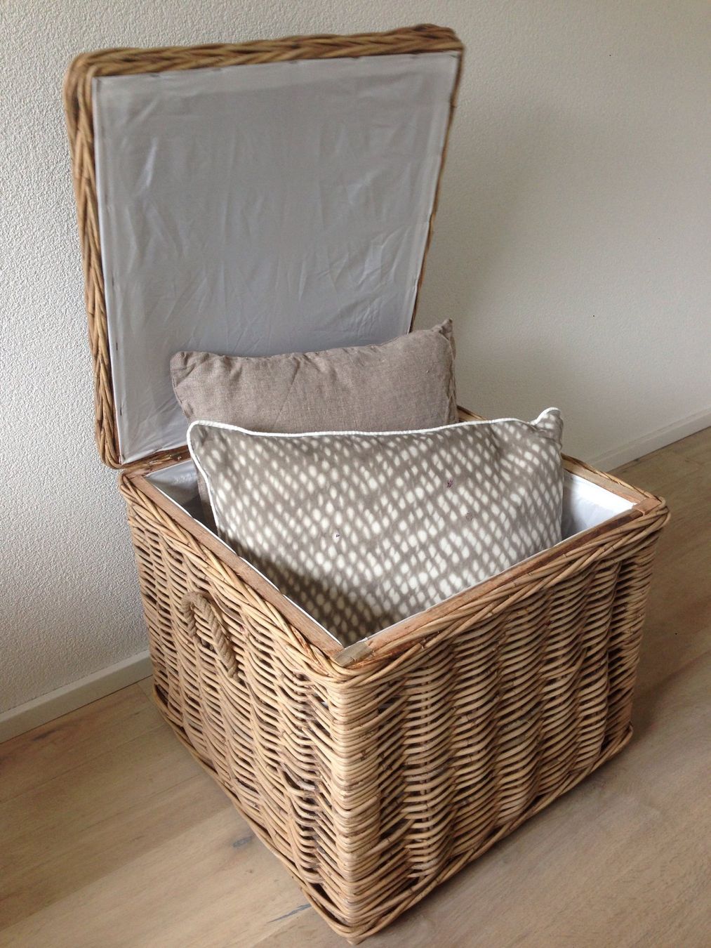 Poltrone: Schöner Rattansessel & Hocker – Nuovo (secondo la descrizione) da Allschwil venduto da mapetitemaison 2