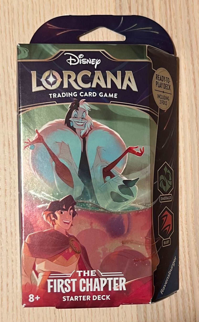 Disney Sammelbilder & Trading cards: First Chapter Starter Deck Ruby Emerald Disney Lorcana EN – Neu und originalverpackt aus Rafz von SaintCruz