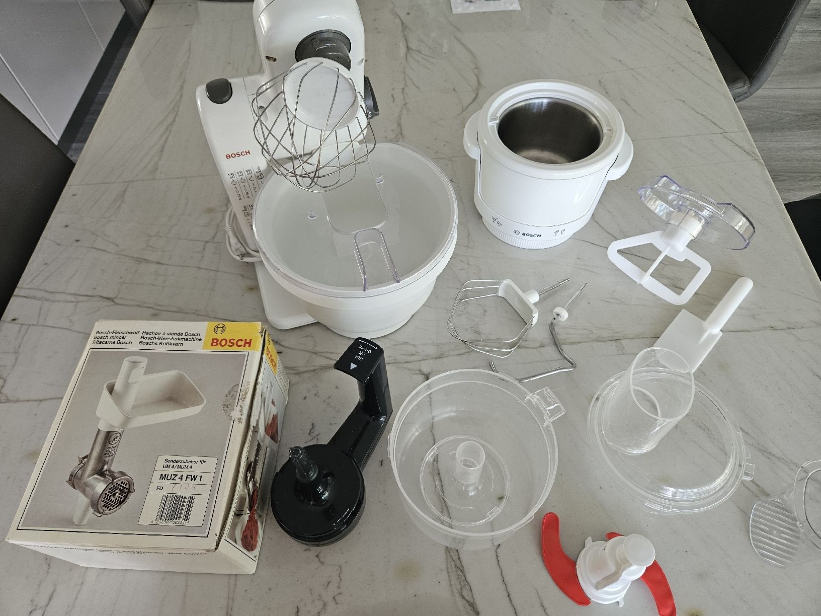 Bosch Elettrodomestici da cucina: Küchenmaschine Bosch MUM4 mit Eismaschine u Fleischwolf – Usato da Kloten venduto da Tacha_gb