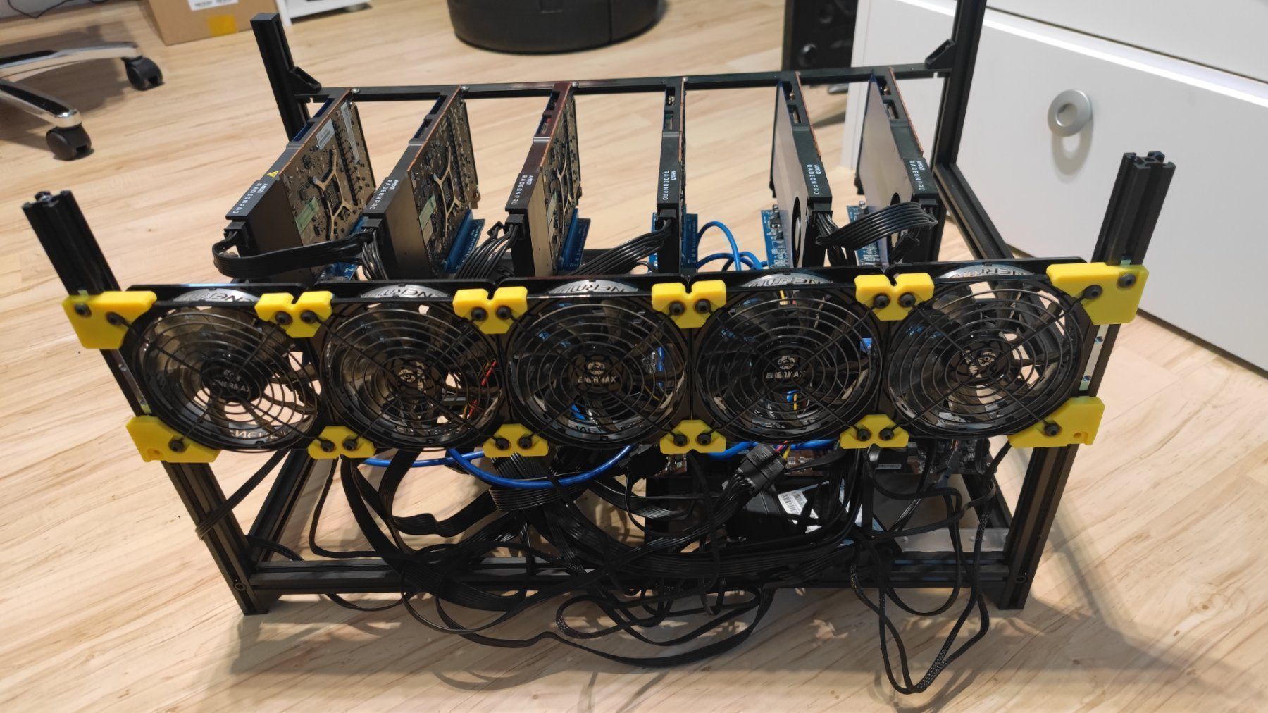 Coin Miner: Mining Rig ETC mit 5 Grafikkarten – Usato da Rüti ZH venduto da Jesse 1