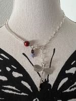 Süsse silbrige Kette mit vielen lustigen Details