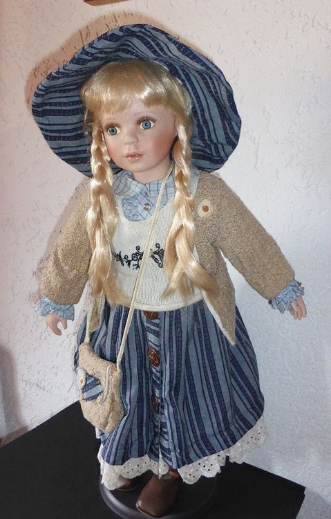 Poupée ancienne en porcelaine neuve sous emballage. Jouet