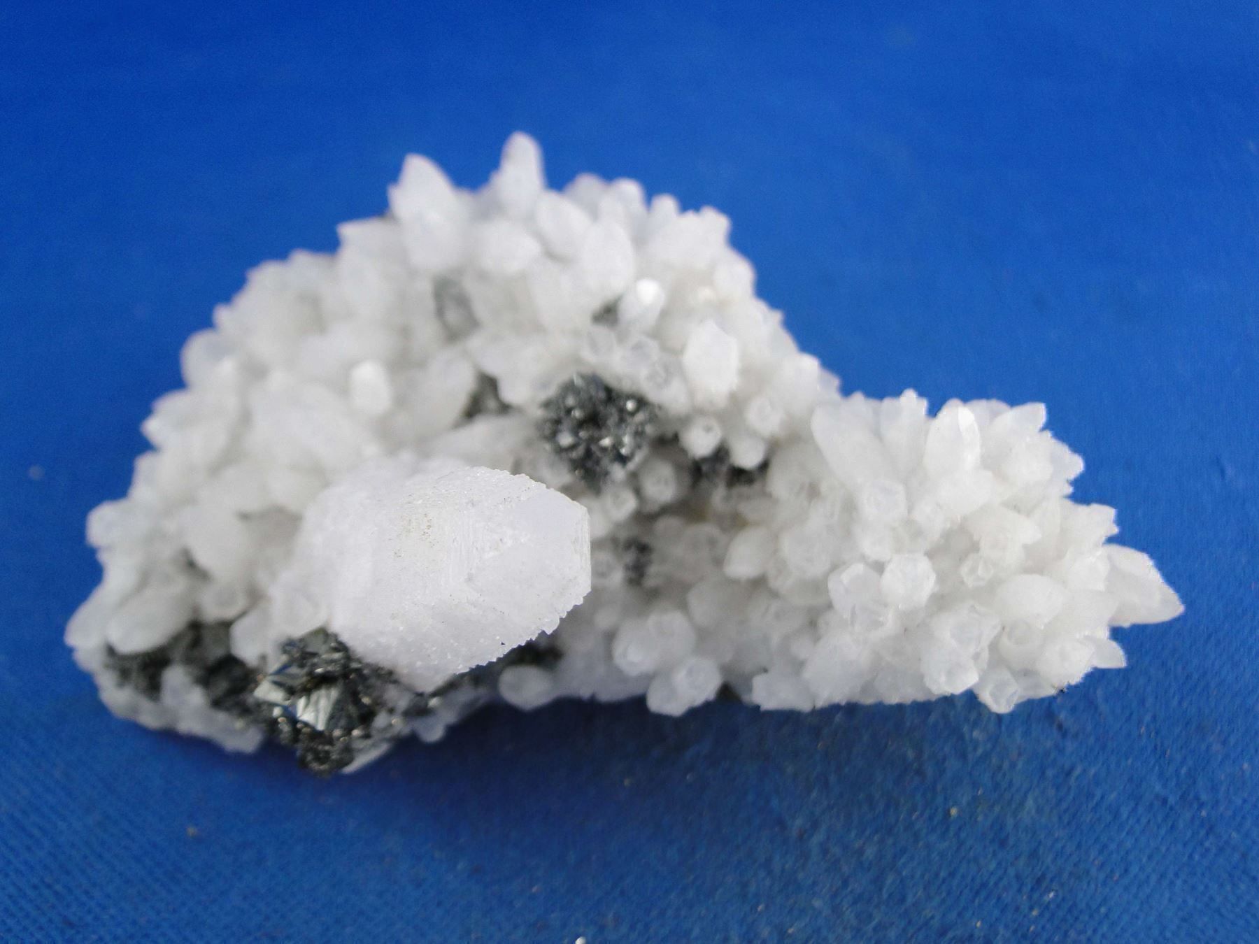 Minerali & Pietre curative: Tetrahedrit auf Bergkristall – Usato da Schinznach Bad venduto da Demerald 5