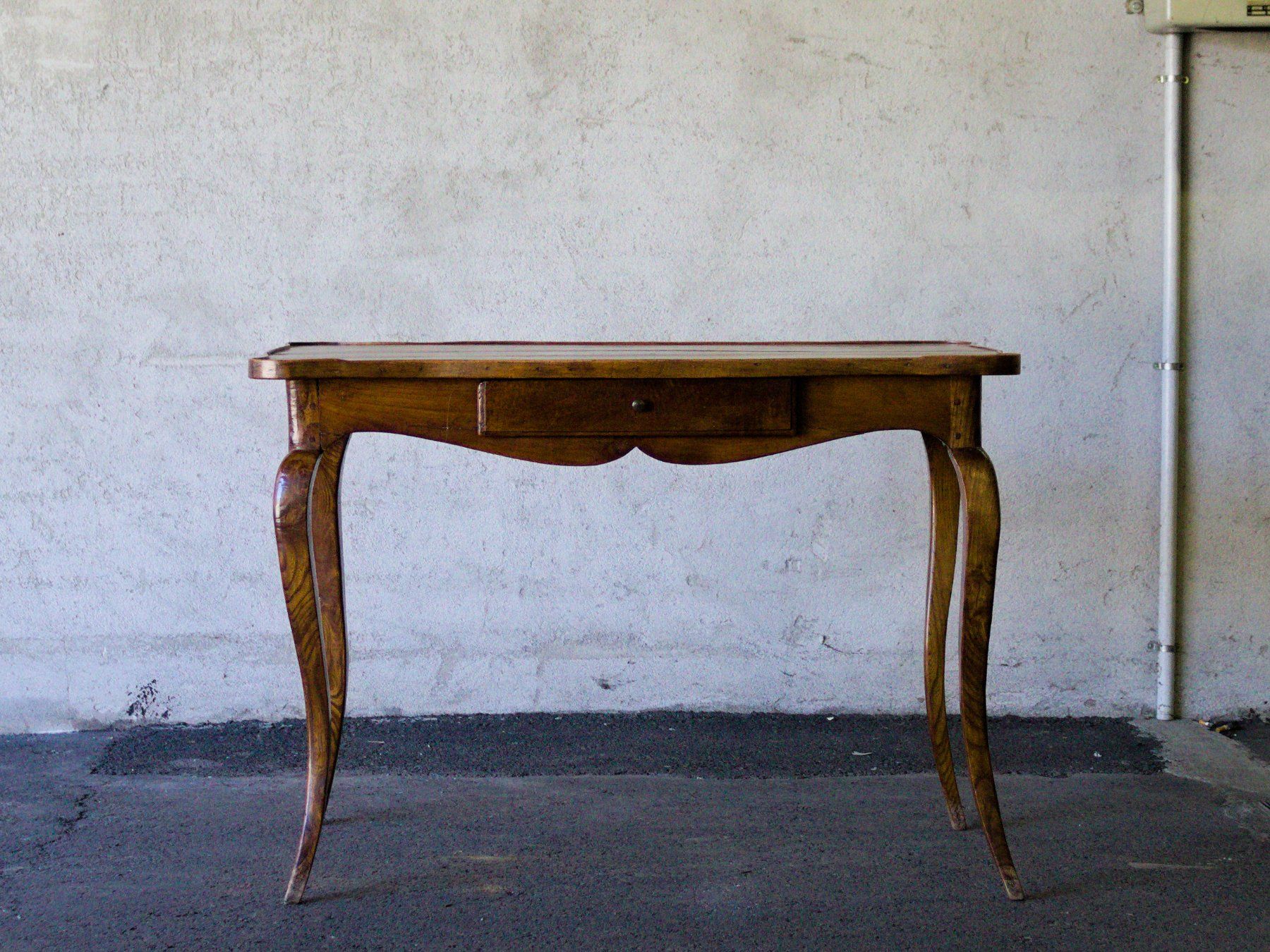 Tavoli: Table à écrire d'époque Louis XV – Usato da Les Mayens-de-Sion venduto da valbroc
