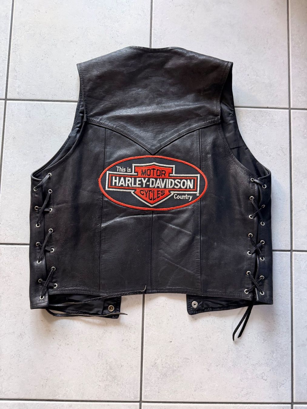 Gilet & Giacche: Lederweste mit Harley Aufdruck Grösse M – Usato da lampenberg venduto da Shortino 1